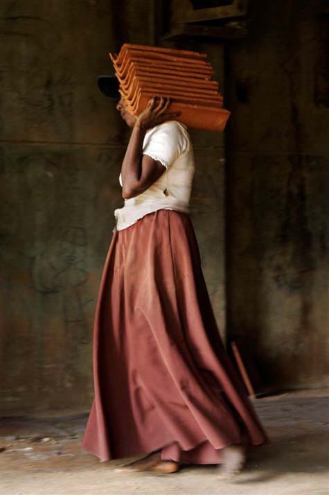 Ouvrière dans une fabrique de tuiles au Sri Lanka.